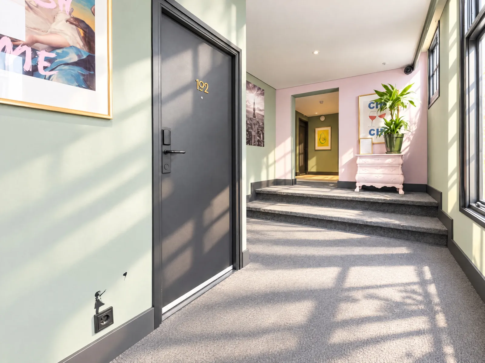 Zonnige gang met de deur van kamer 102 en een roze dressoir