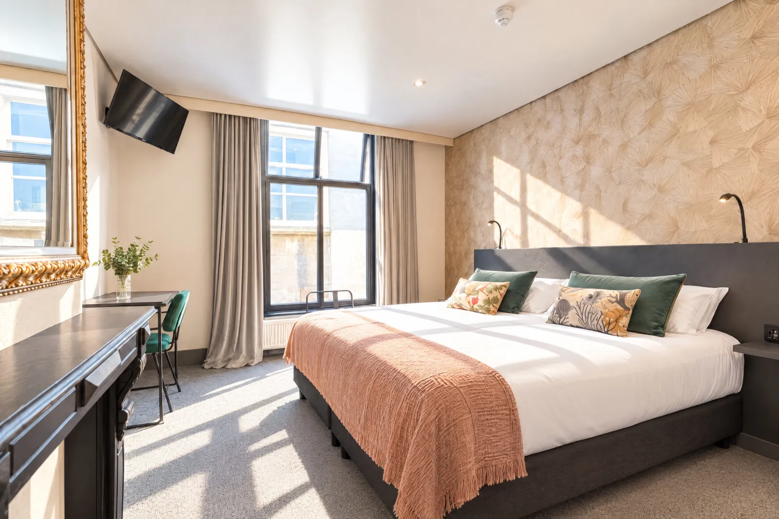 Comfort Kamer met airco: tweepersoonsbed in zonlicht