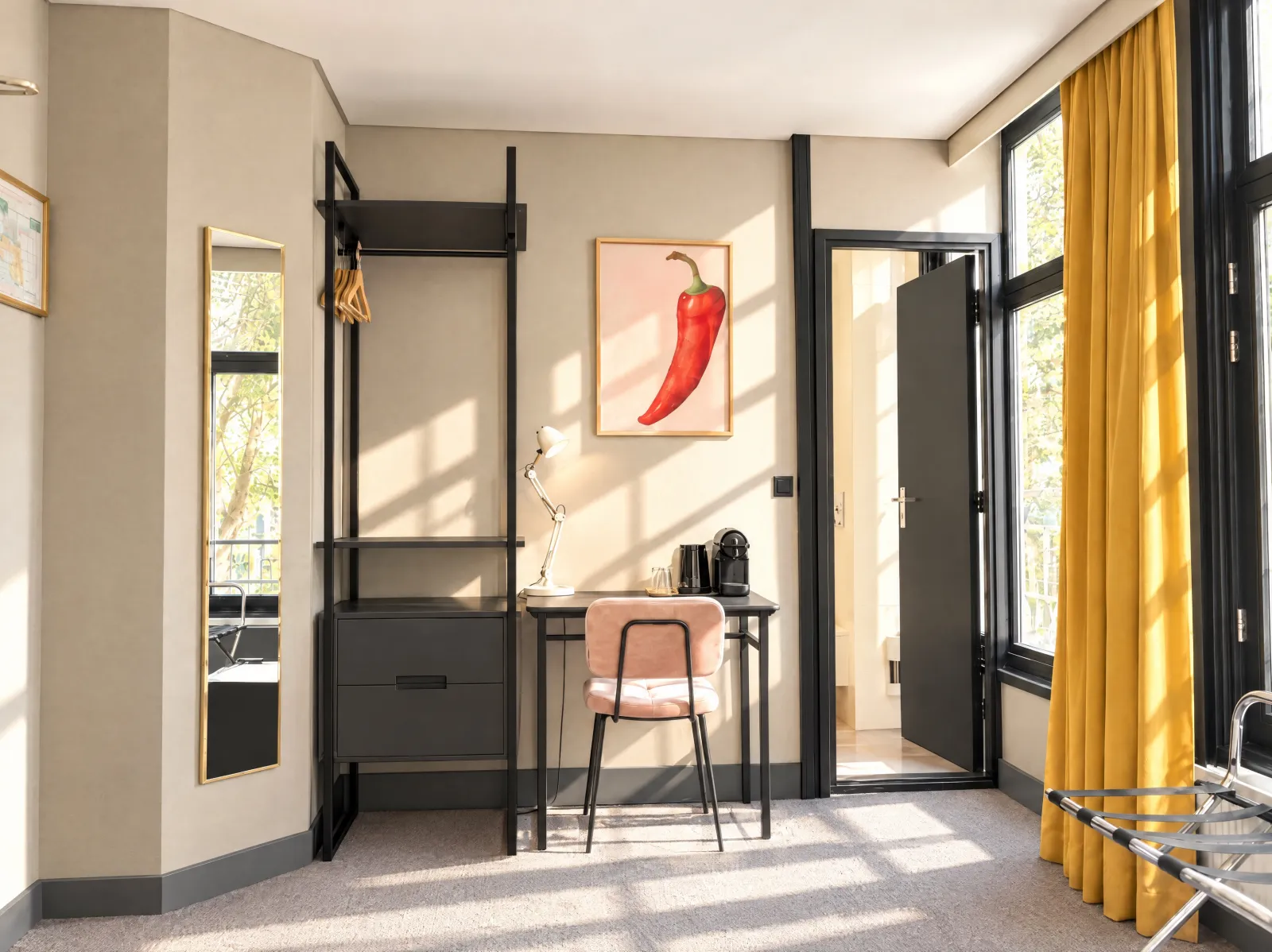 Bureau, open kledingkast en chilipeper-print in een Comfort Kamer