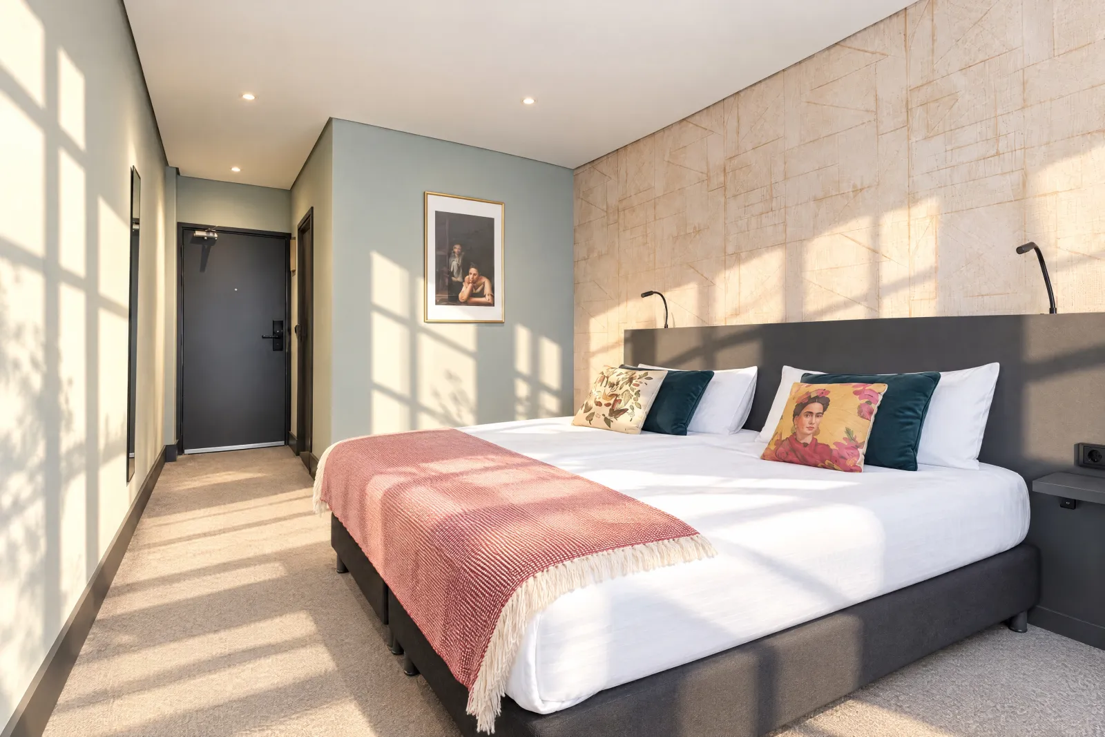 Comfort Kamer op een hoge verdieping met kleurrijke kussens