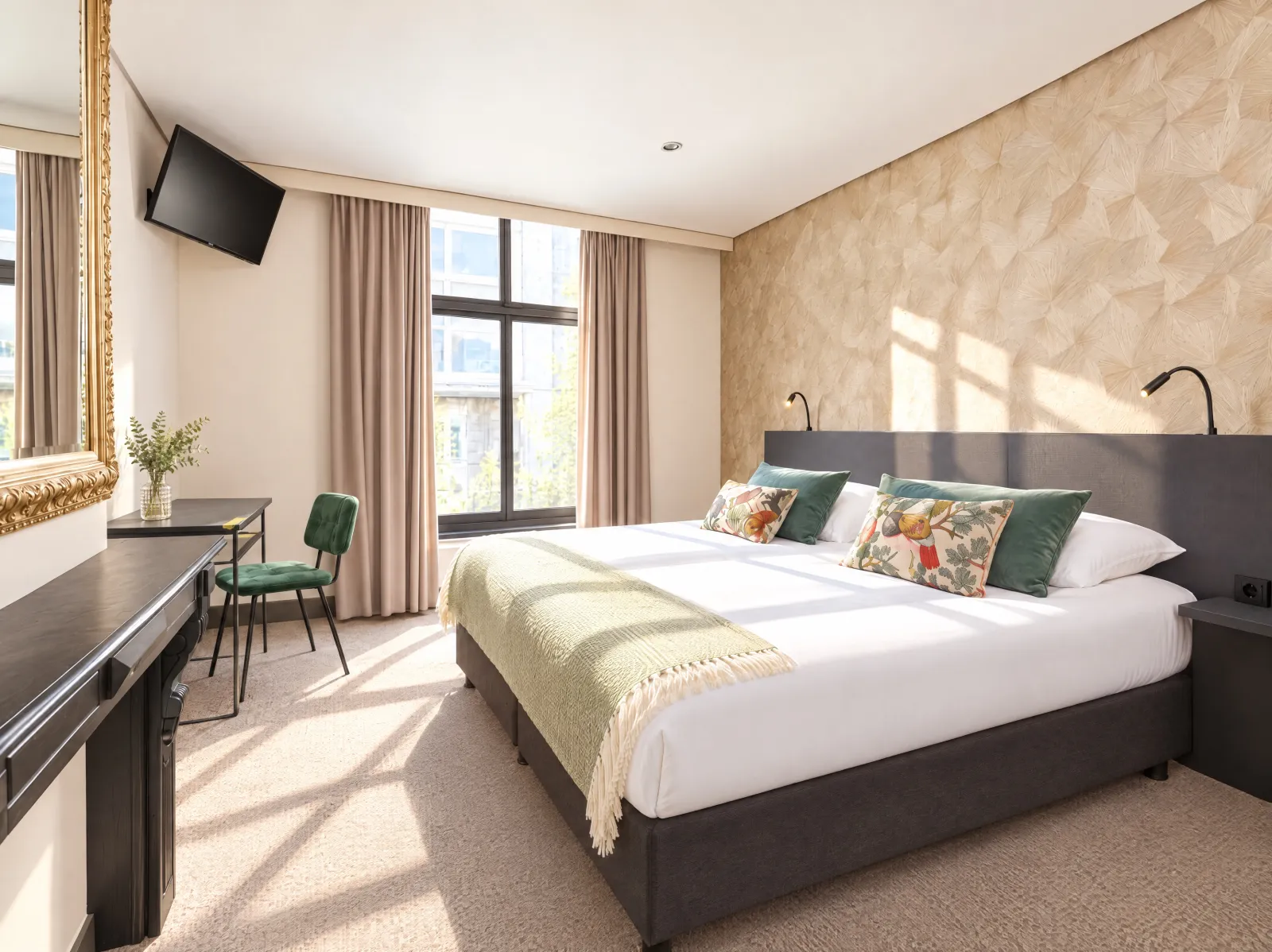 Comfort Kamer met groene plaid en goudkleurig behang