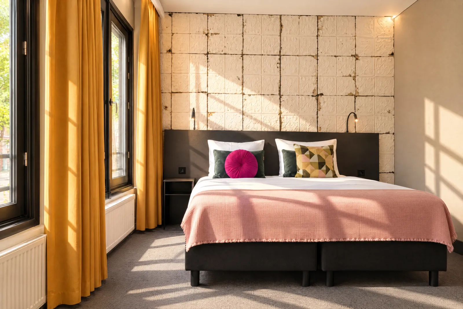 Comfort Kamer met okergele gordijnen en zon op het bed