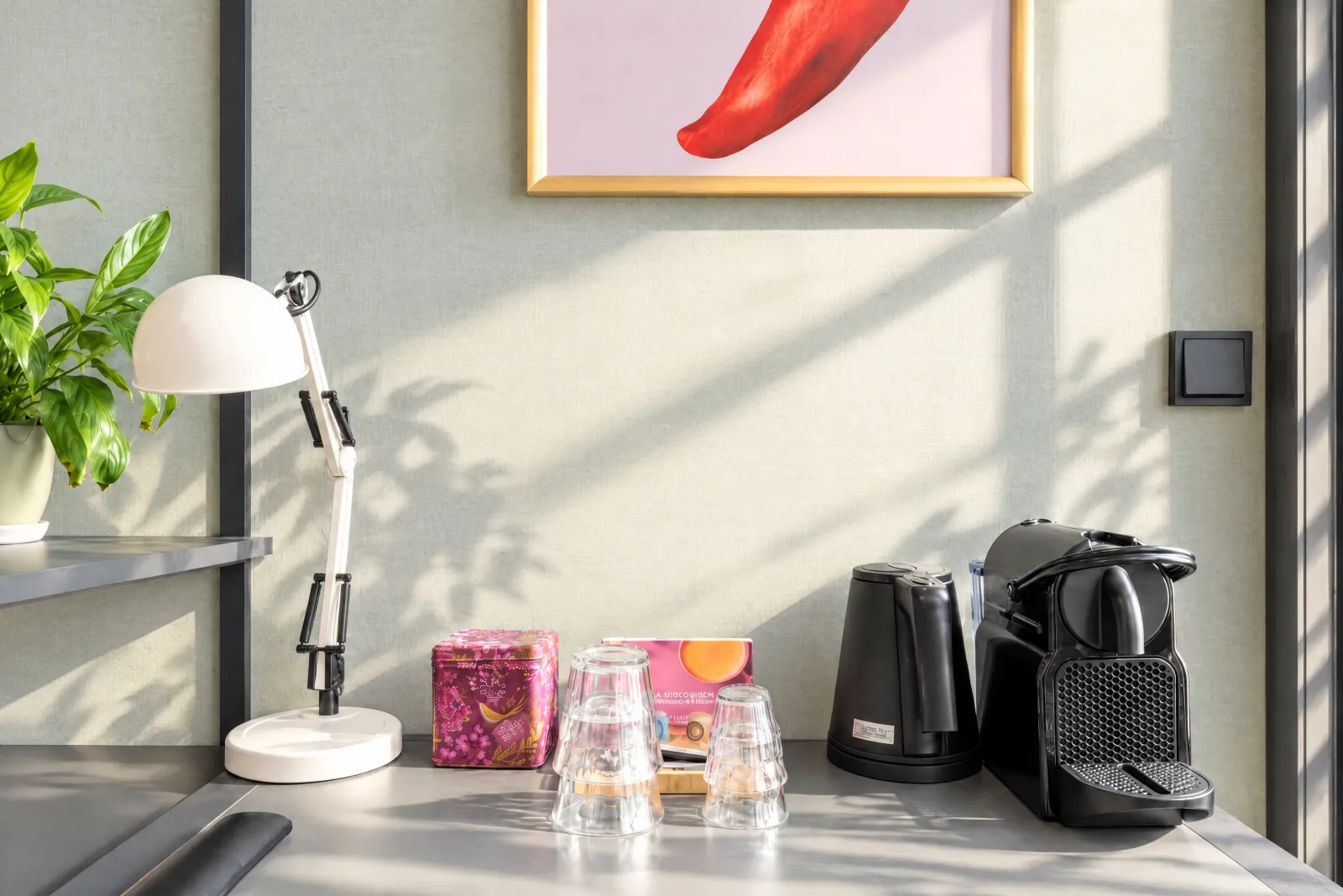 Koffiehoek met Nespresso-machine en waterkoker
