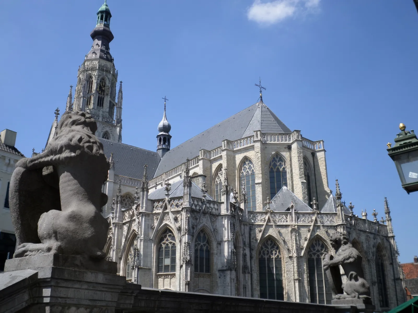 De Grote Kerk van Breda onder een blauwe lucht