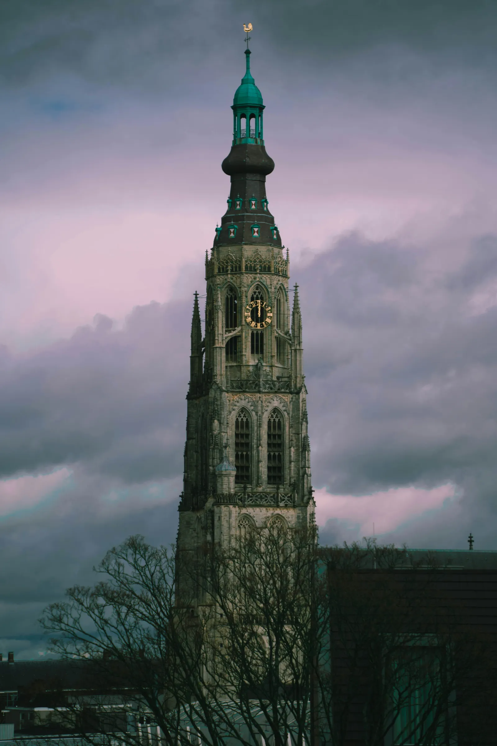 De toren van de Grote Kerk in Breda bij schemering