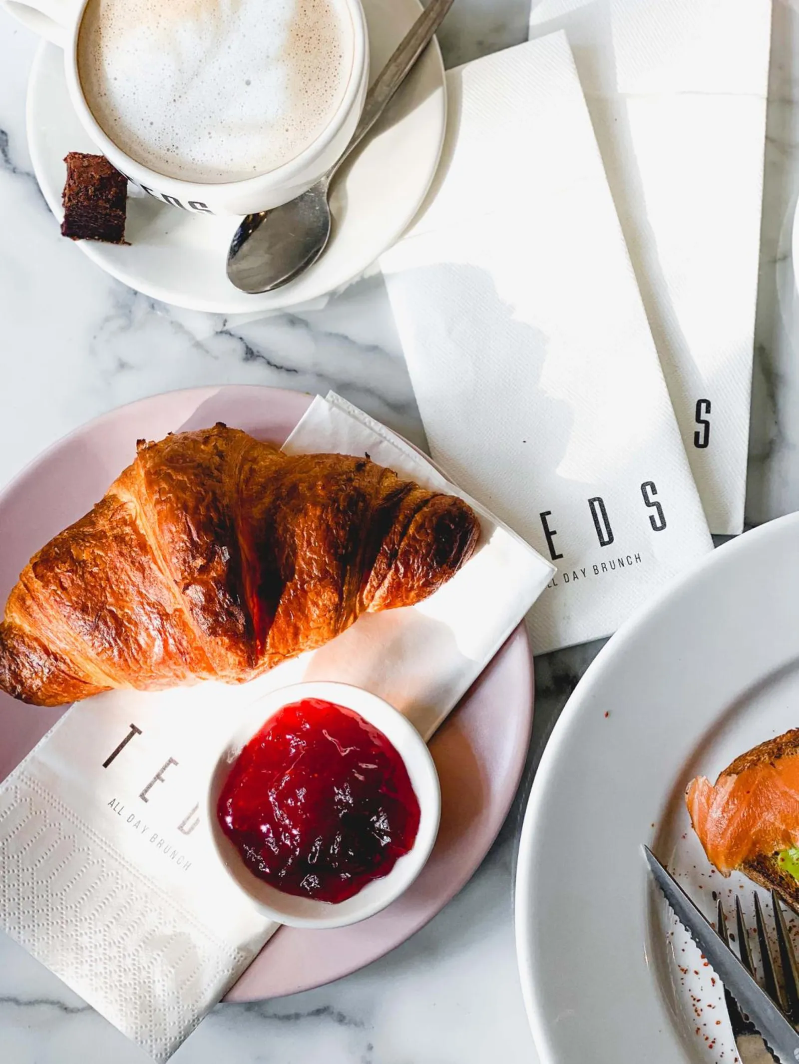 Croissant met jam en cappuccino van TEDS All Day Brunch